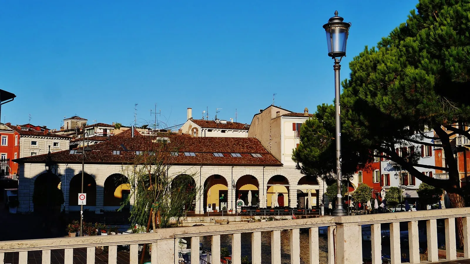 The arcaded old harbour (Porto Vecchio) of Desenzano del Garda, the destination of this private transfer from Milan